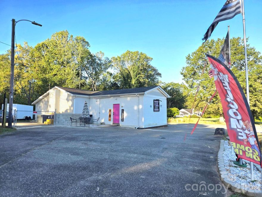 High traffic location being used as office space, tanning beds & tattoo parlor. 5 offices, storage room lobby/waiting room, kitchen, nice size bath room, updated central heat & air, fenced back lot, 2 large storage buildings. Sellers using for yard sales. Great parking.