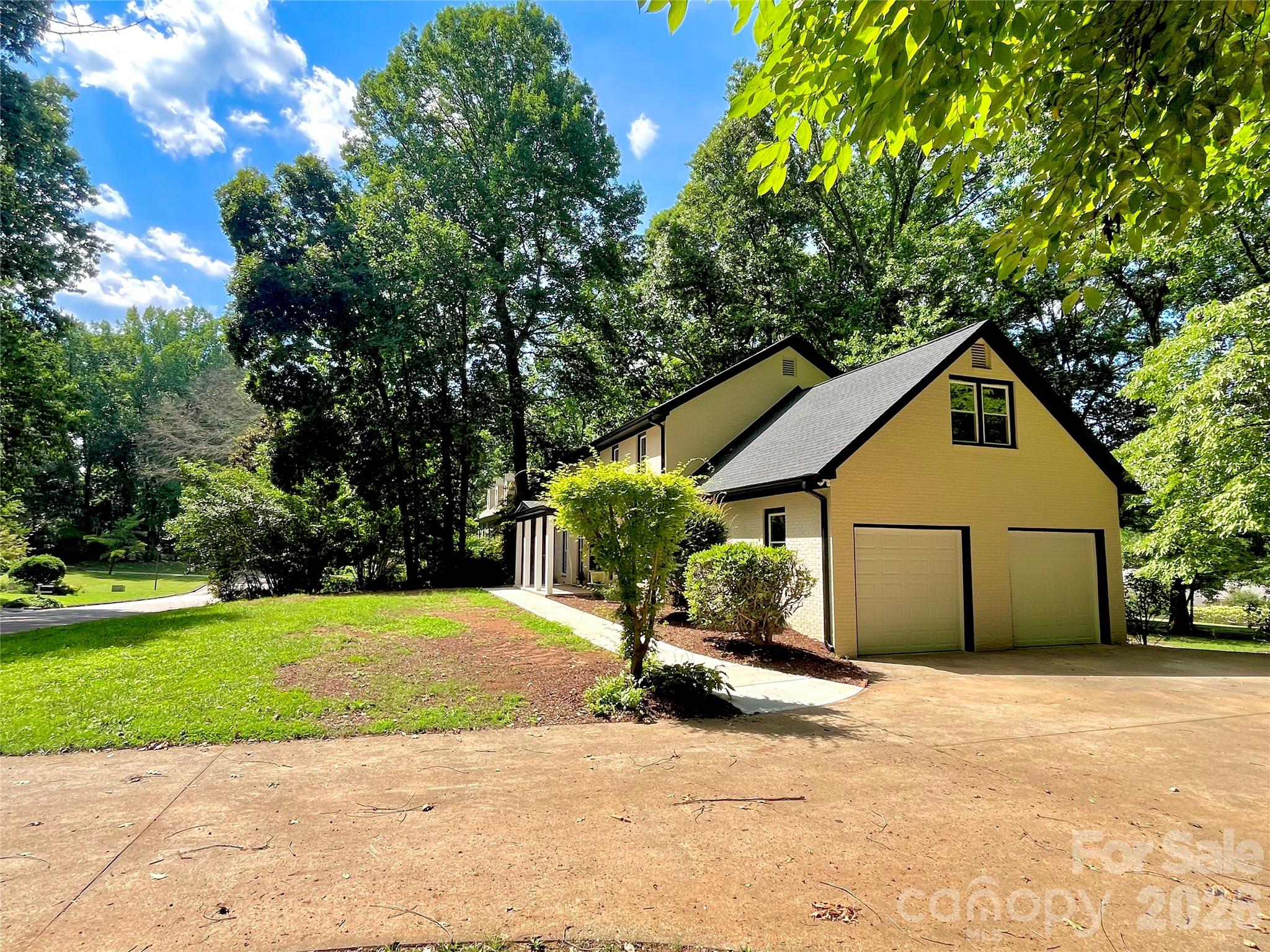 304 Travis Lane