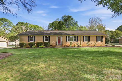 Photo of 8325 Fallsdale Drive, Charlotte, NC 28214 (MLS # 4363701)