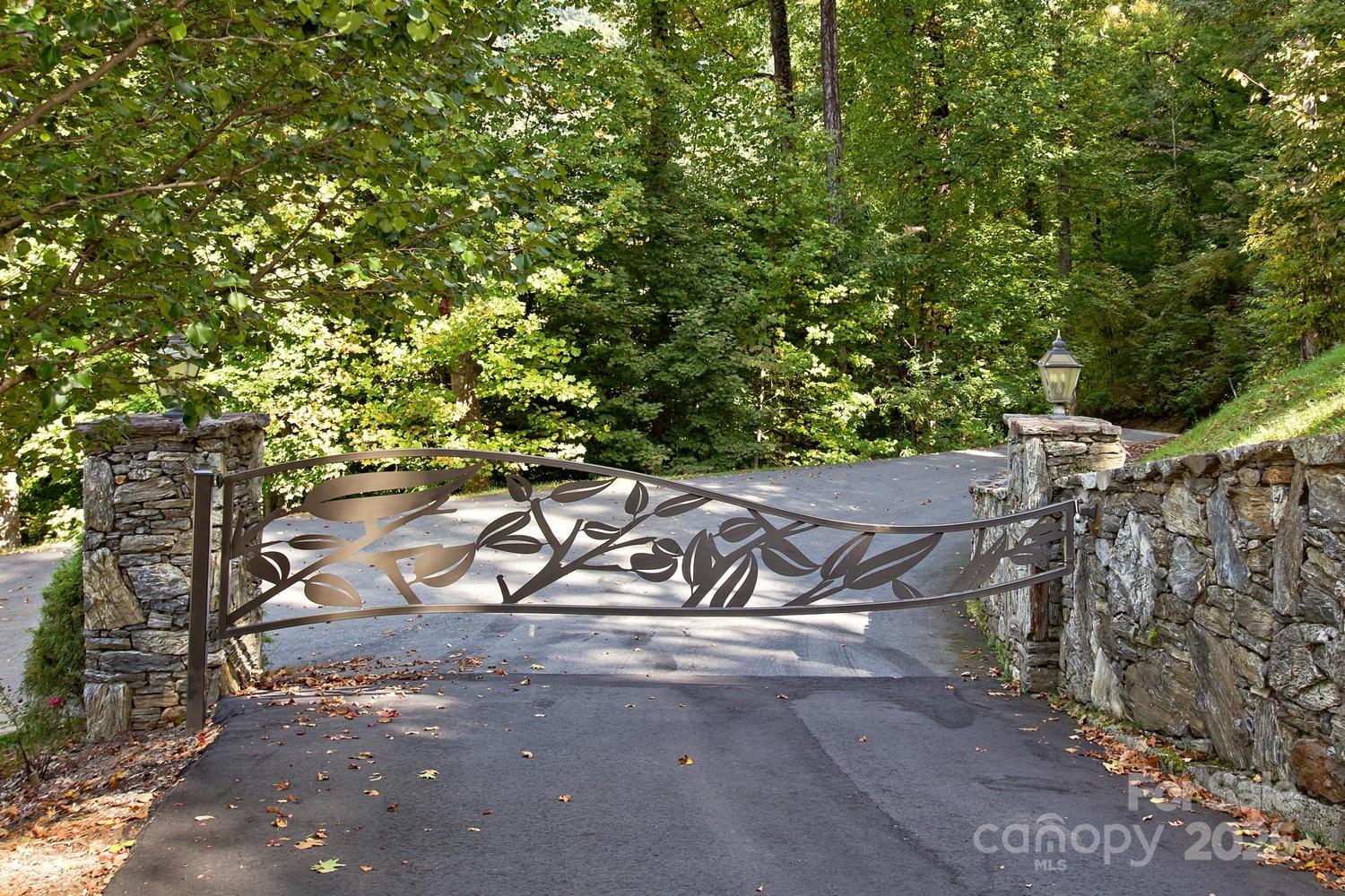 SANCTUARY COVE - Residential