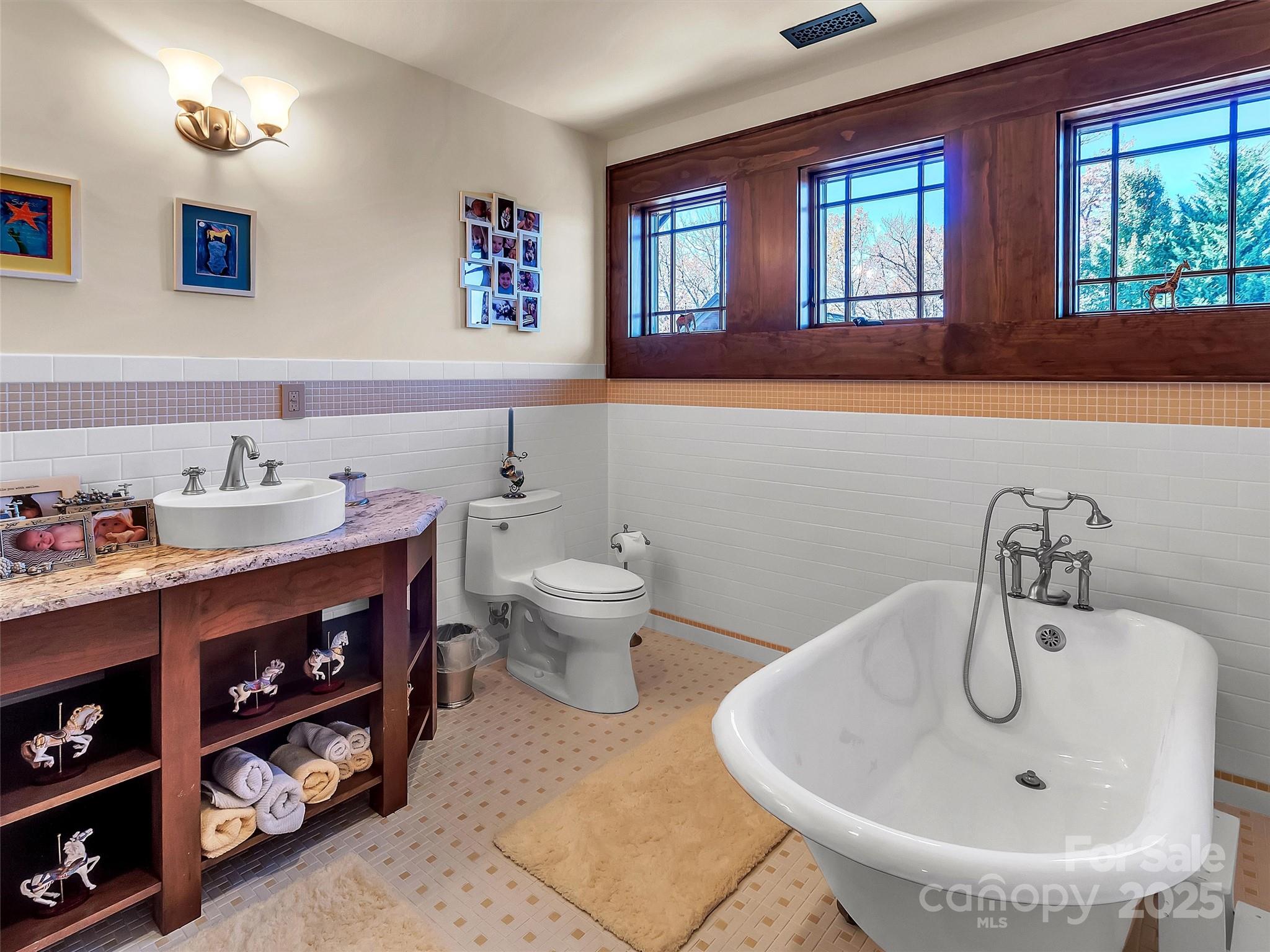 SANCTUARY COVE - Residential