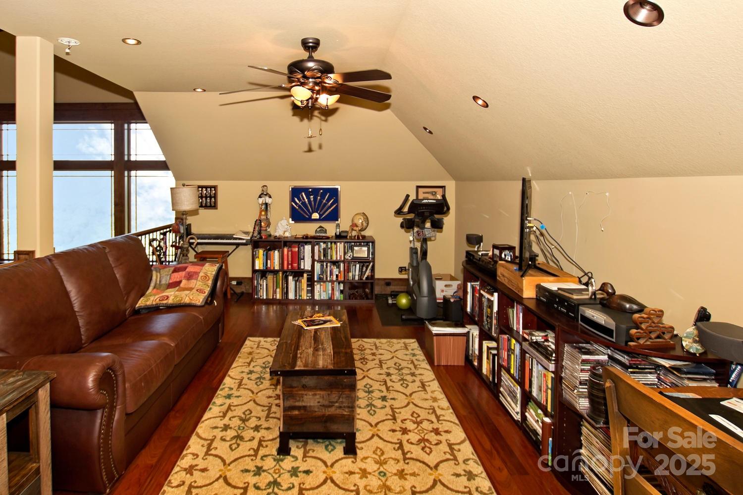 SANCTUARY COVE - Residential