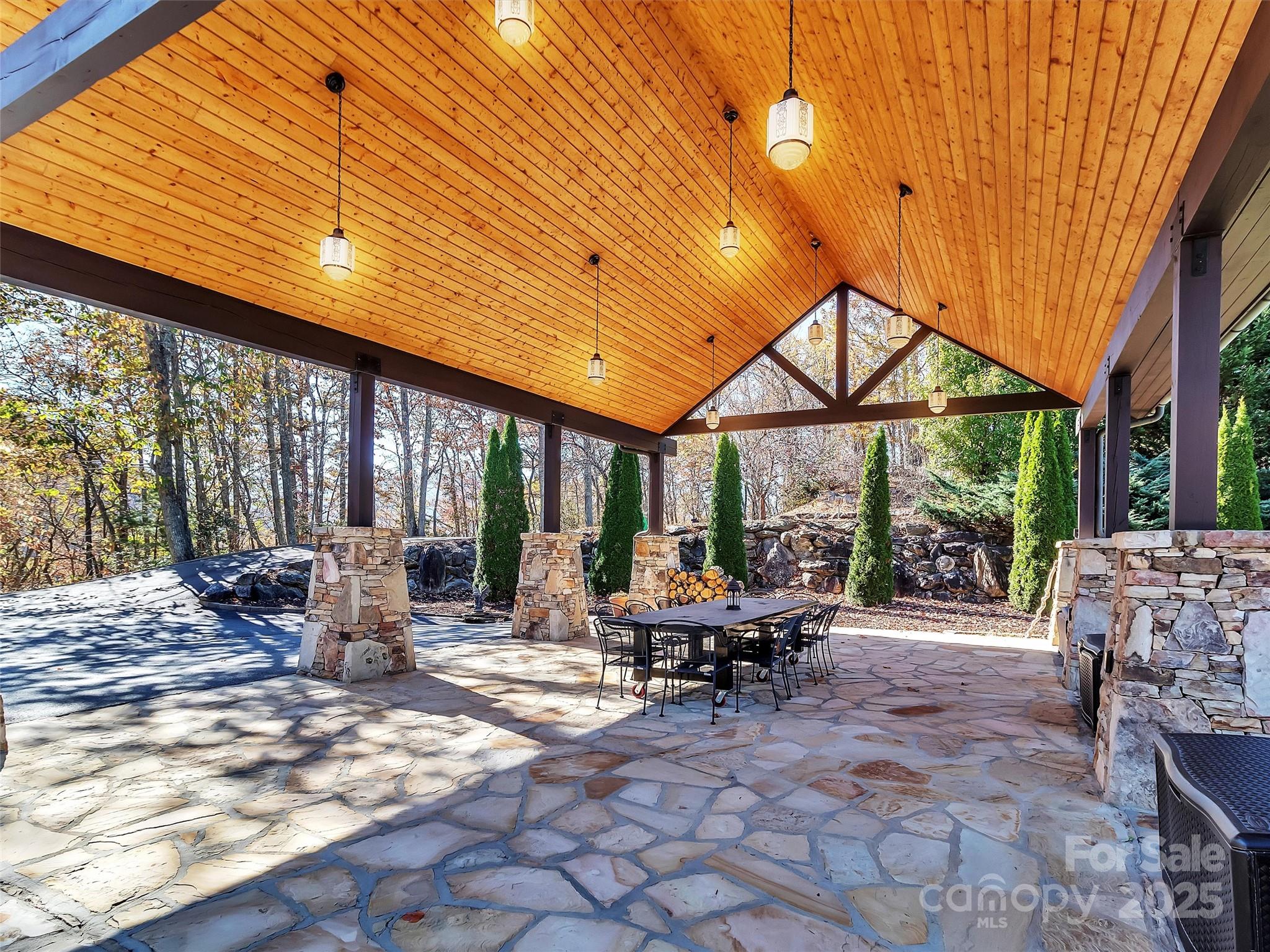 SANCTUARY COVE - Residential