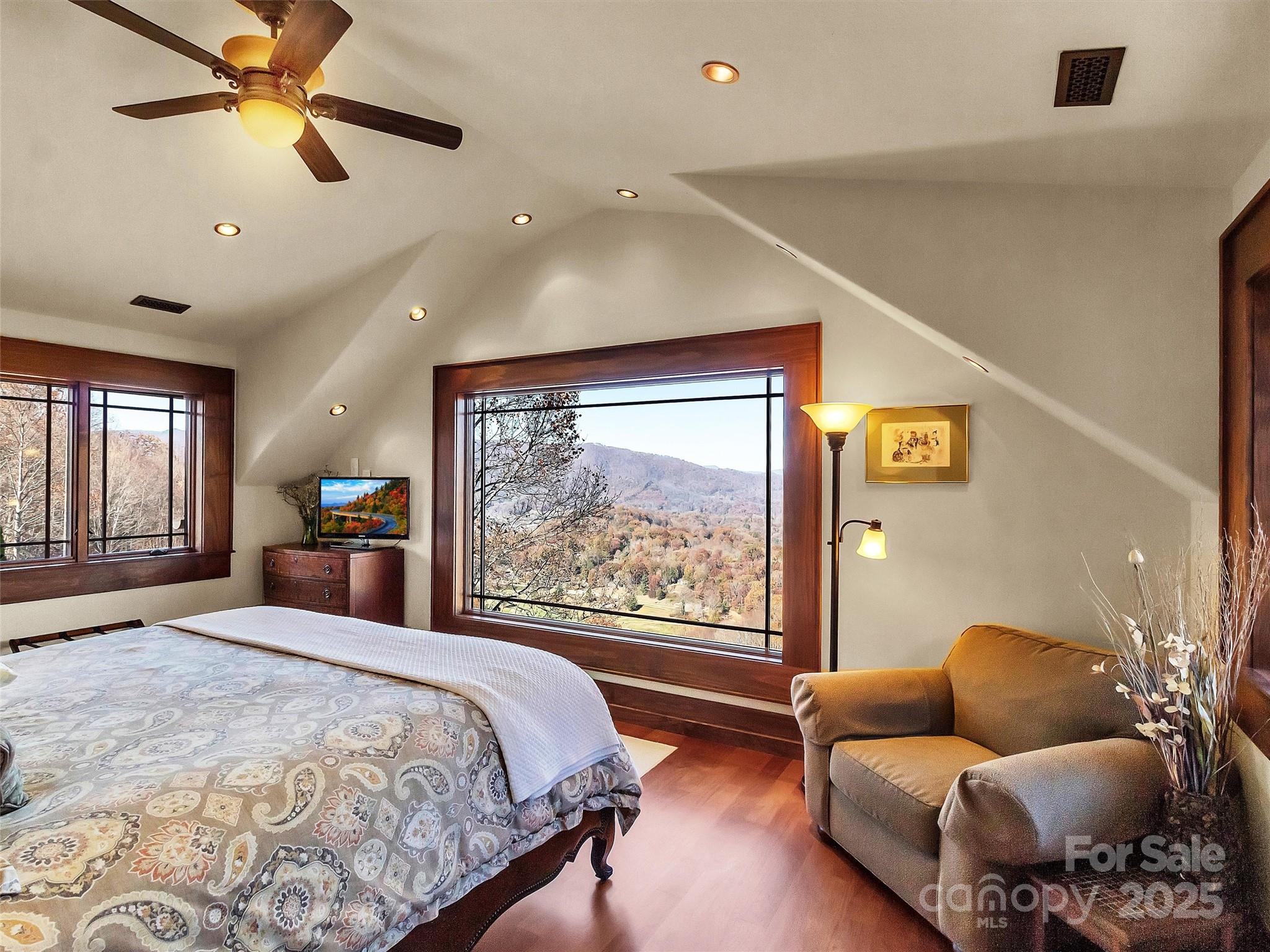 SANCTUARY COVE - Residential