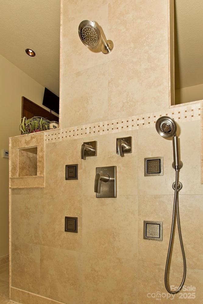 SANCTUARY COVE - Residential