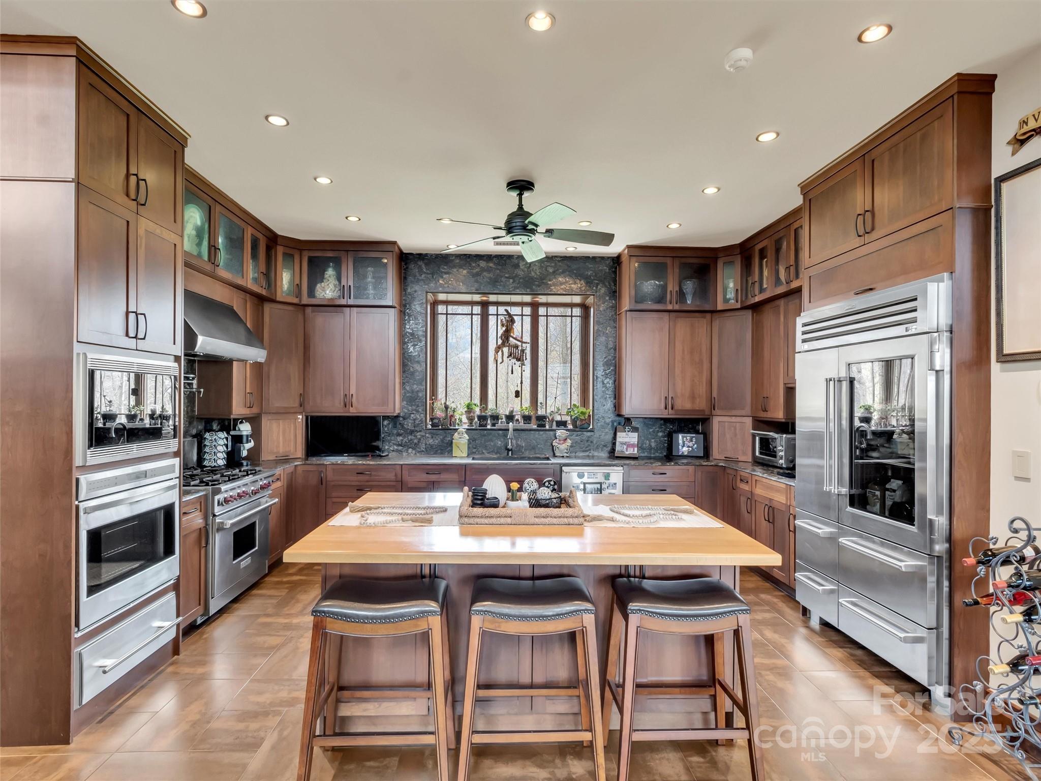 SANCTUARY COVE - Residential