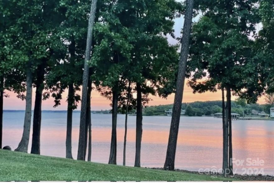 AMAZING VIEWS, AMAZING TOWNHOME W 4 BEDS, 3.5 BATHS, THREE COVERED PORCHES, TOTALLY UPDATED KITCHEN, WOOD FLOORS, CABINETS, PLANTATION SHUTTERS THRU OUT, MEDIA ROOM (FURNITURE CONVEYS), NEW STACK STONE 2 SIDED GAS FIREPLACE, QUARTZ  & GRANITE COUNTERS, NEW BACKSPLASH, TONS OF BUILT INS IN GARAGE FOR STORAGE, PRIMARY ENSUITE ON MAIN W NEW COFFERED CEILINGS, JETTED DEEP TUBS & GLASS SHOWERS IN PRIMARIES, PRIVATE WATER CLOSETS, EXIT TO PORCH,CABINETS PAINTED IN KIT, NEW ICE MAKER & BEVERAGE FRIDGE, WINDOW SEAT W STORAGE, NEW WOOD FLOORS, CHARLESTON SHUTTERS THRU OUT, RENTED SLIP CAN BE ATTAINABLE, 2 CAR GARAGE, KEY PAD, ALL STAINLESS APPLIANCES IN KITCHEN, STACKABLE WASHER/DRYER POSS CAN CONVEY, UPPER LEVEL HAS LARGE AREA FOR POOL TABLE/GAMES, 2ND PRIMARY ENSUITE ON UPPER LEVEL, WALK IN CLOSETS, BOTH PRIMARY ENSUITE BED ROOMS HAVE JETTED TUBS AND SEPERATE SHOWERS...COMMUNITY BOAST SALT WATER POOL, HOT TUB, COMMUNITY DOCK AREA, SANDY BEACH, STREET LIGHTS, LUSH GROUNDS & MATURE LANDSCAPING.