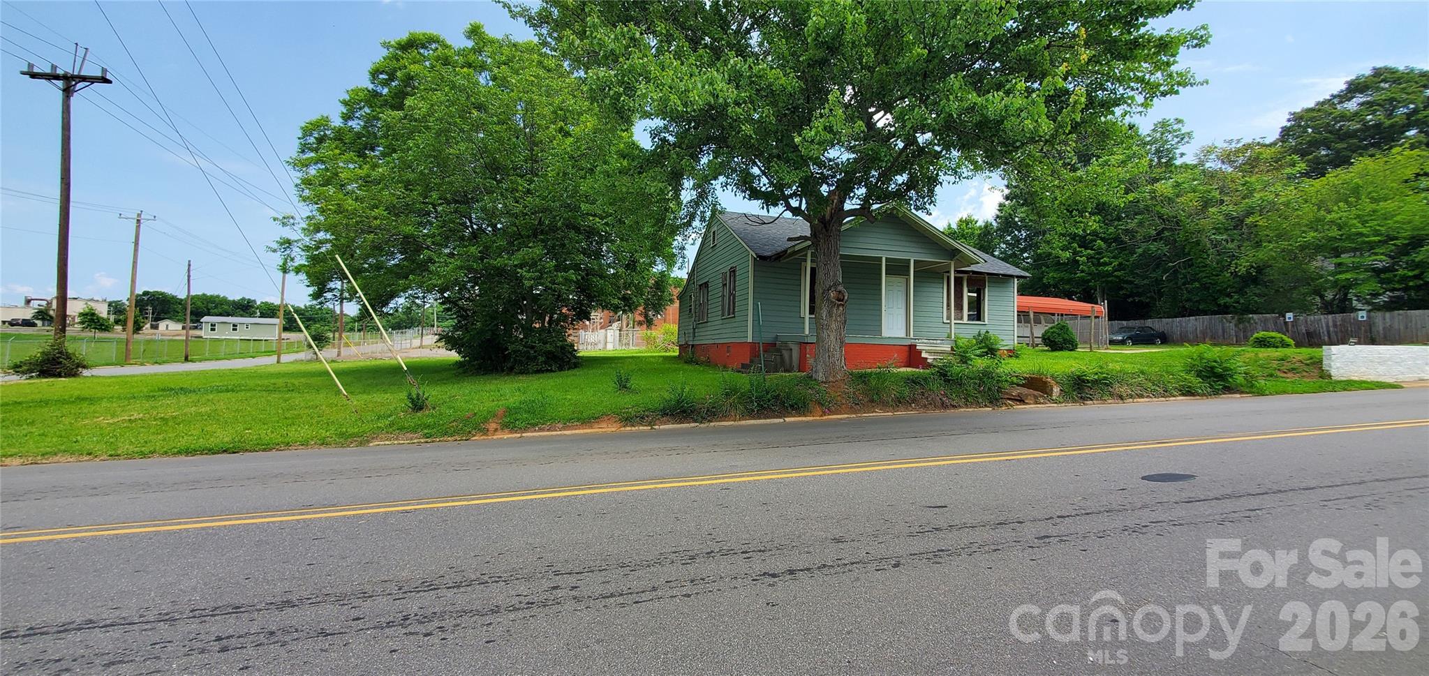 Main image without alt text