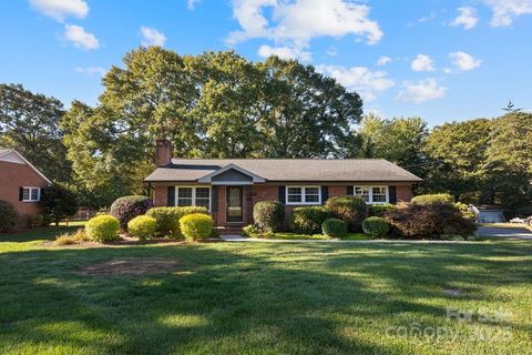 Photo of 403 W Lewis Street, Dallas, NC 28034 (MLS # 4312963)