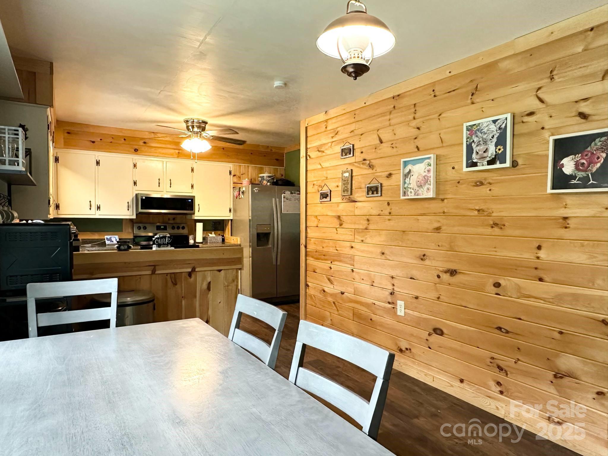 Lenoir, North Carolina 28645, United States, 3 Bedrooms Bedrooms, ,2 BathroomsBathrooms,Residential,Under Contract,140427