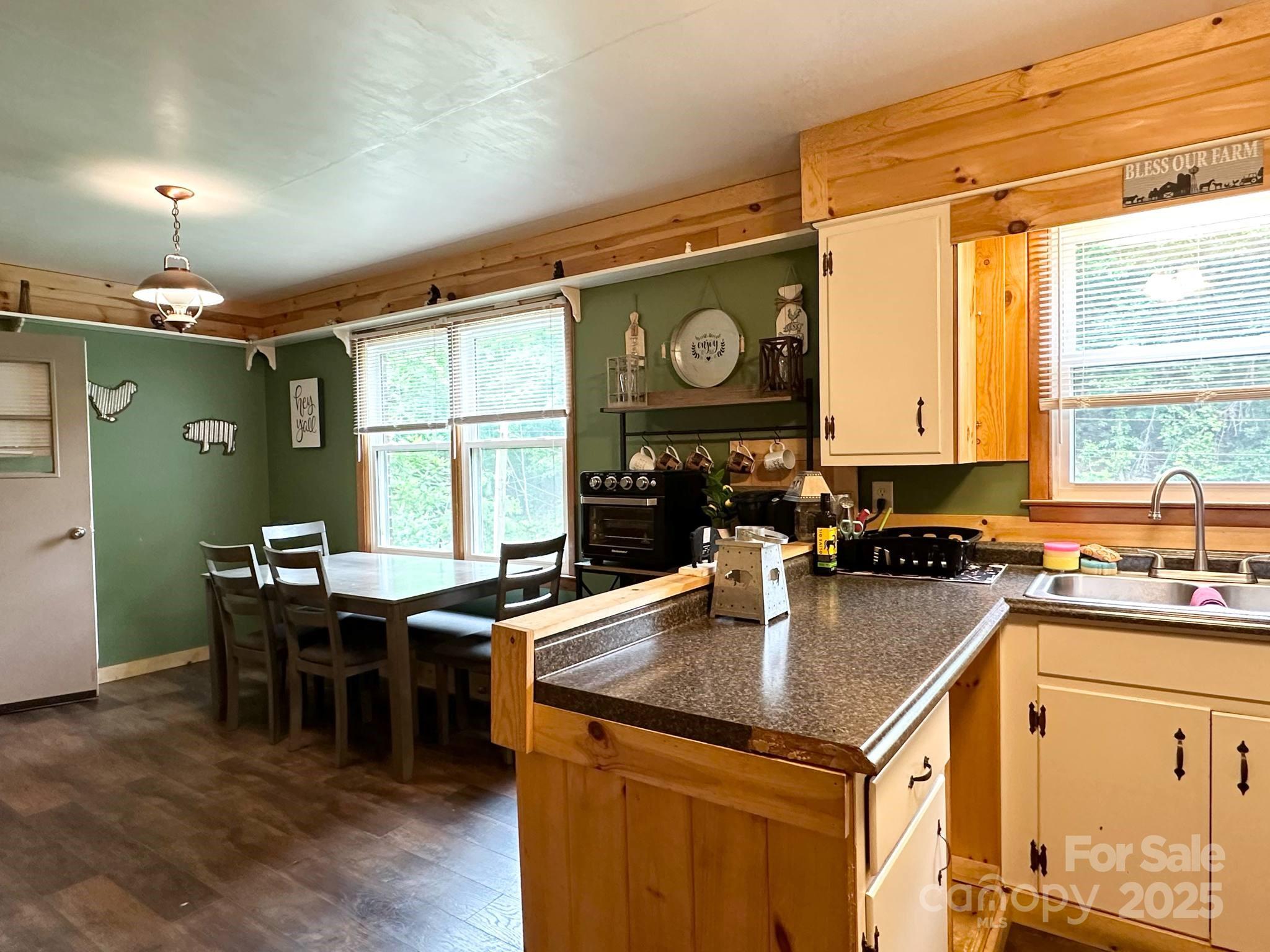 Lenoir, North Carolina 28645, United States, 3 Bedrooms Bedrooms, ,2 BathroomsBathrooms,Residential,Under Contract,140427