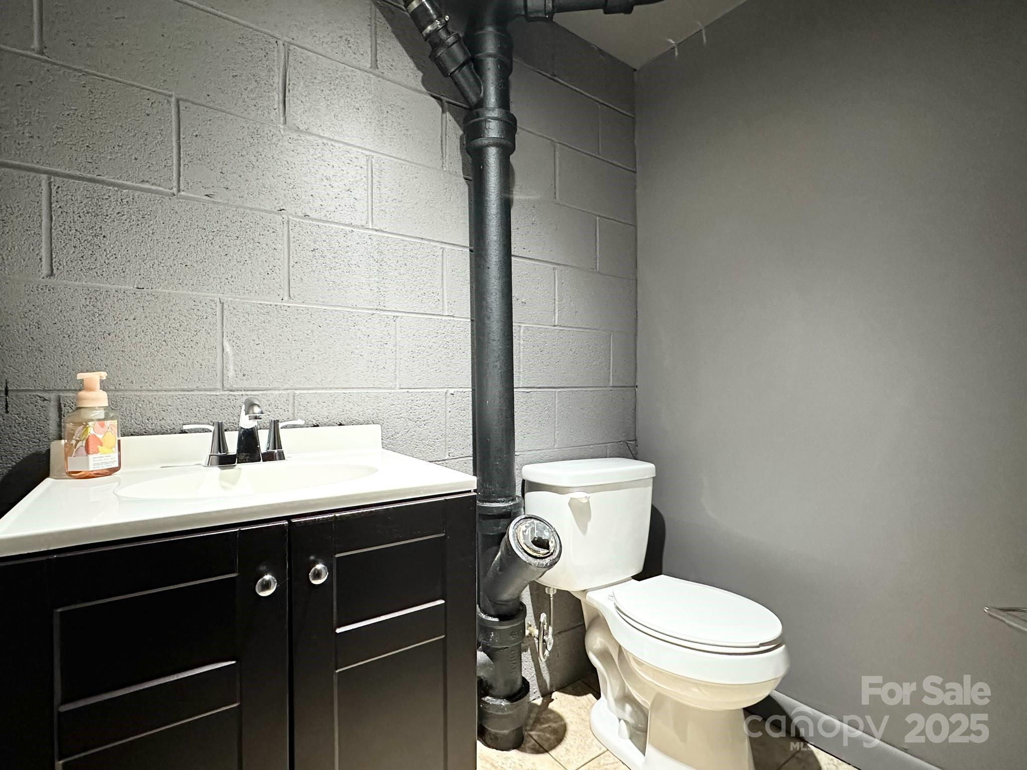 Lenoir, North Carolina 28645, United States, 3 Bedrooms Bedrooms, ,2 BathroomsBathrooms,Residential,Under Contract,140427