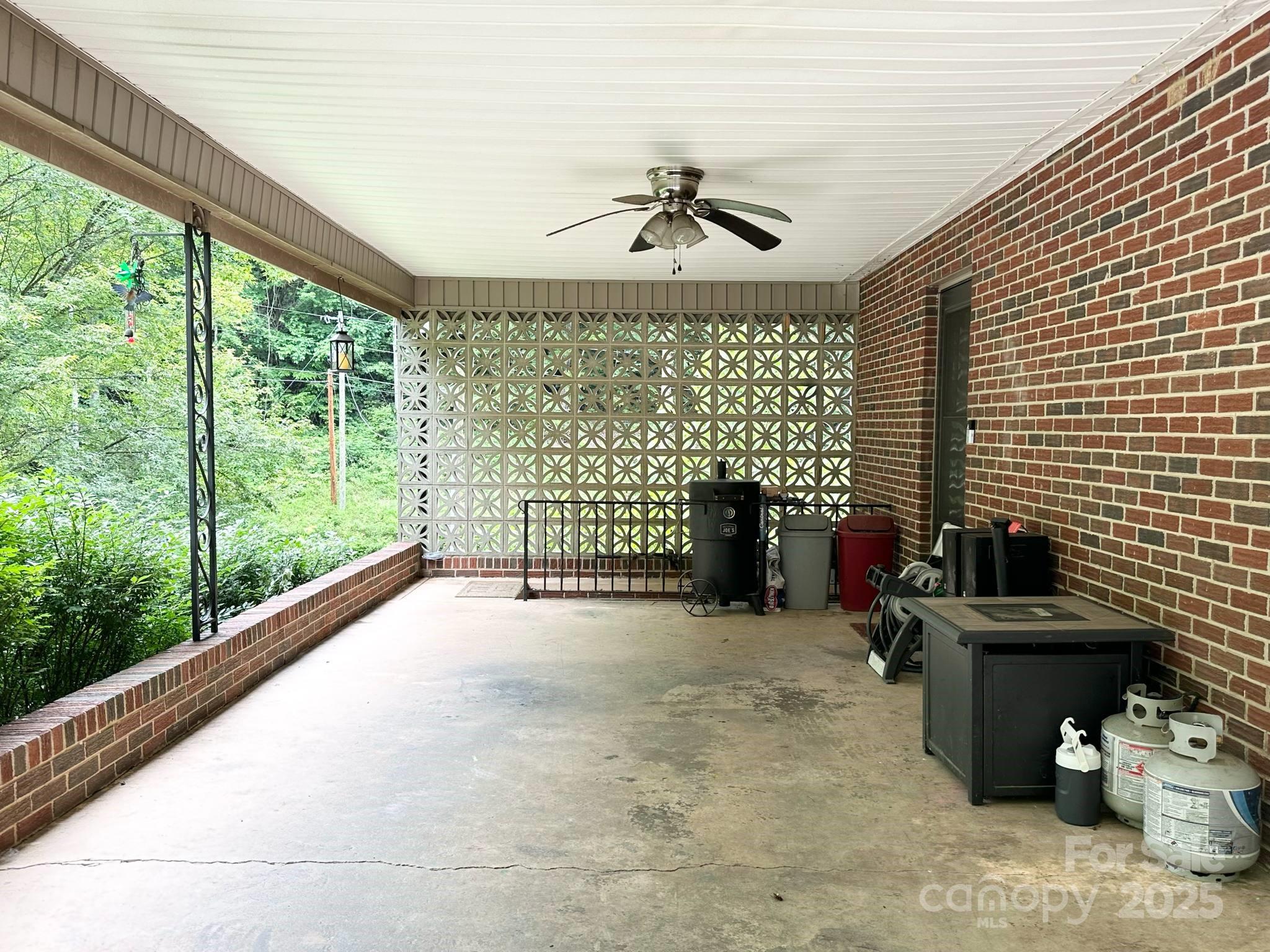 Lenoir, North Carolina 28645, United States, 3 Bedrooms Bedrooms, ,2 BathroomsBathrooms,Residential,Under Contract,140427