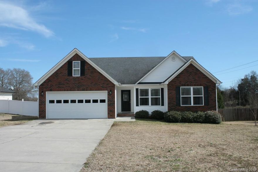 Awesome ranch house with large fenced yard and 2 car garage. This home is gorgeous. Open floor plan, vaulted ceilings and hardwoods throughout, even in all 3 bedrooms. Large kitchen and great room with fireplace. Less than 2 miles to I-77 for easy commute.
