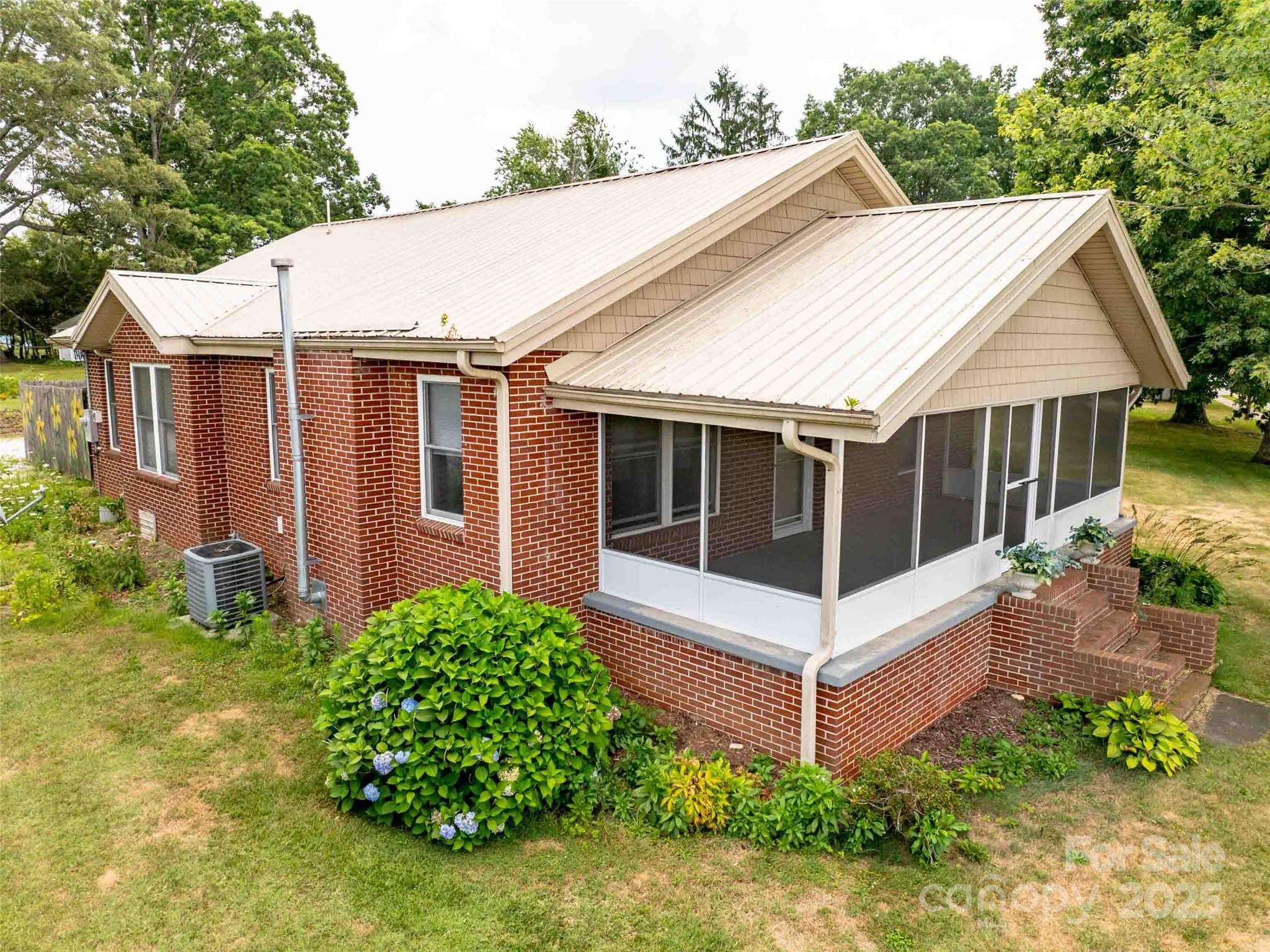 103 E King Street