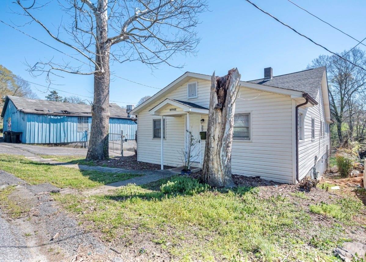 Main image without alt text