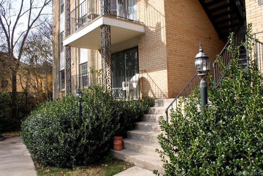 Completely renovated 3 bedroom entry level condo in great location. Spacious home with new HVAC, carpet & appliances, fresh paint & updated kitchen & baths. Large living room with door that opens to covered balcony. Master suite with dual closets, elegant dining & large mud room/ laundry. Walk to Park Rd shopping center & to popular Montford Drive.