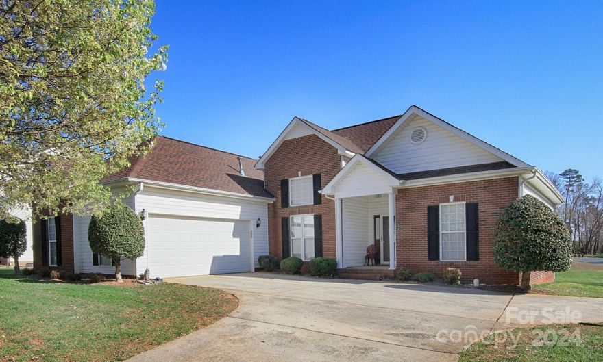 Well maintained home in a desirable Union County section of Matthews, North Carolina.  Home has 3 bedrooms (split plan) and 2 full bathrooms (one with a garden tub) and has been meticulously cared for by one owner.  Pride of ownership shows.  Large, flat backyard with a deck for relaxing.