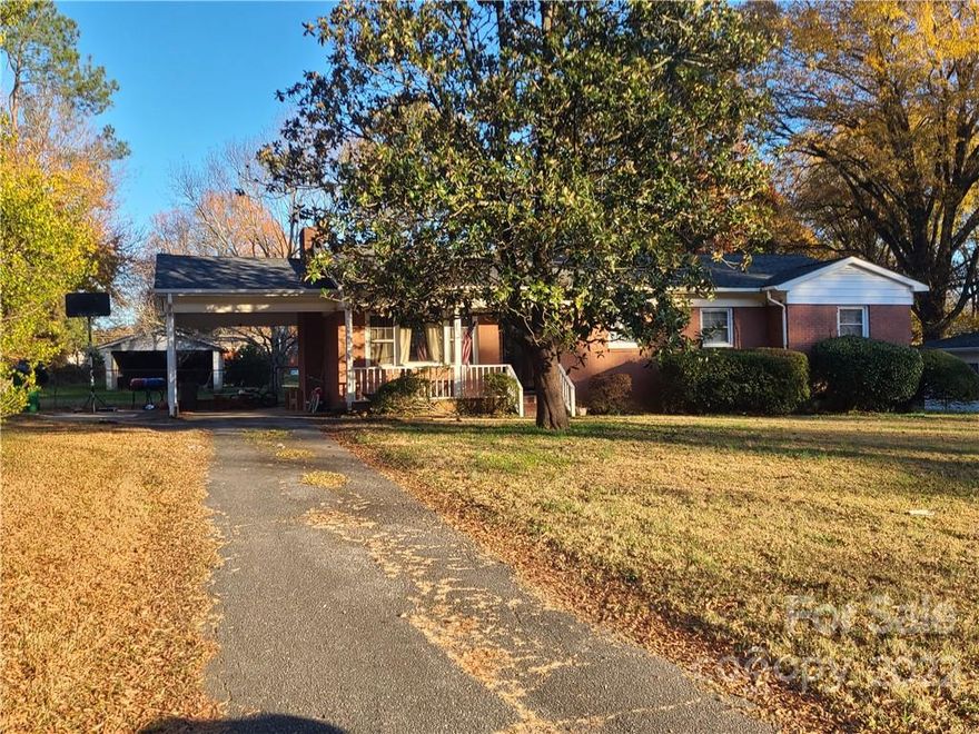 Great location, 10 minutes from UNCC University, 10 minutes from Center City.
Original Hardwood floors throughout the main living area, 3 bedroom, 1.5 baths, HVAC 2014.
Awaits your personal touch.

"Finding the right home is the key to your happiness"