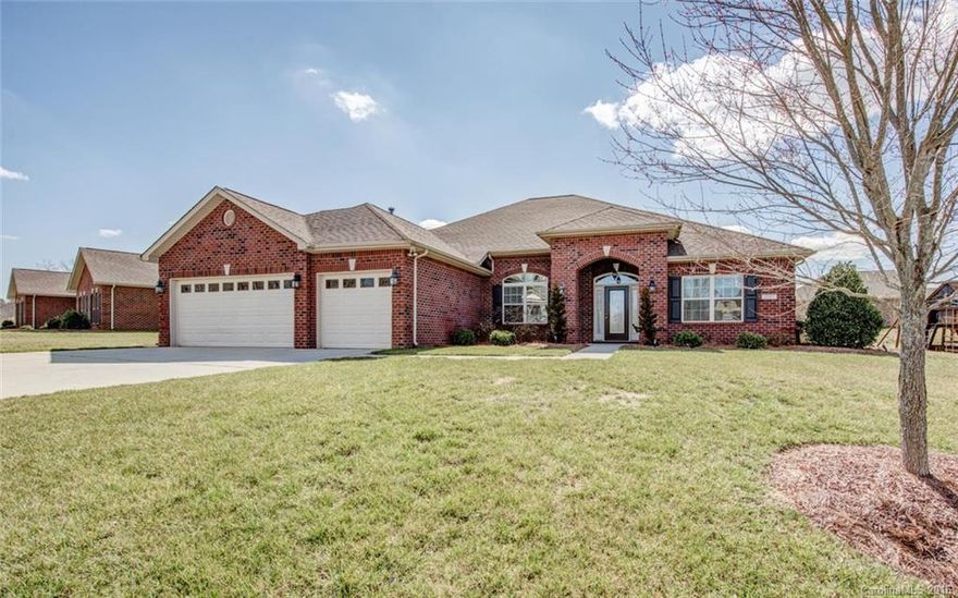 Better than new brick ranch in Kinmere. Granite in kitchen and baths, hardwood floors in kitchen. Short walk to community pool. Professional landscaping and a 3 car garage.