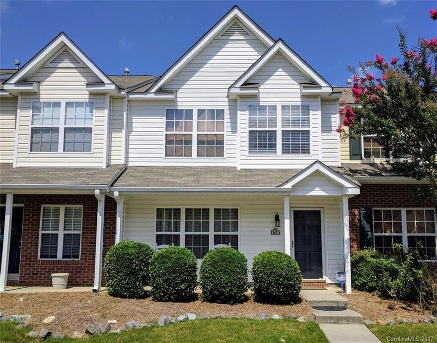 Move-in ready 3 bedroom townhouse minutes to the interstate, Riverwalk, and shopping/dining!! You can't beat the location! This home features laminate flooring, a fenced-in backyard, open floor plan, and more!