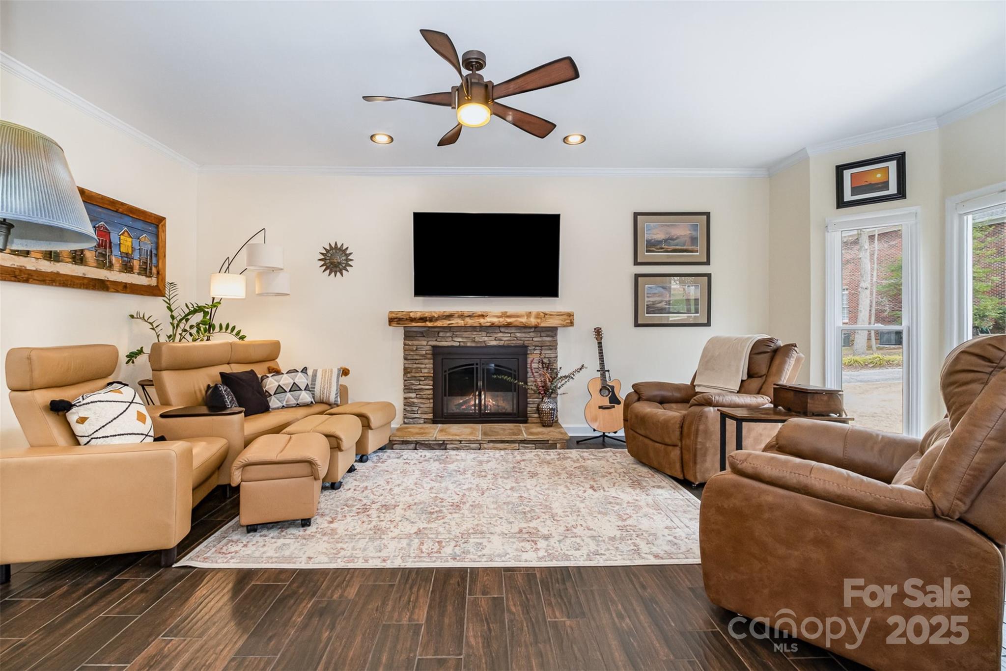 125 High Sail Court
