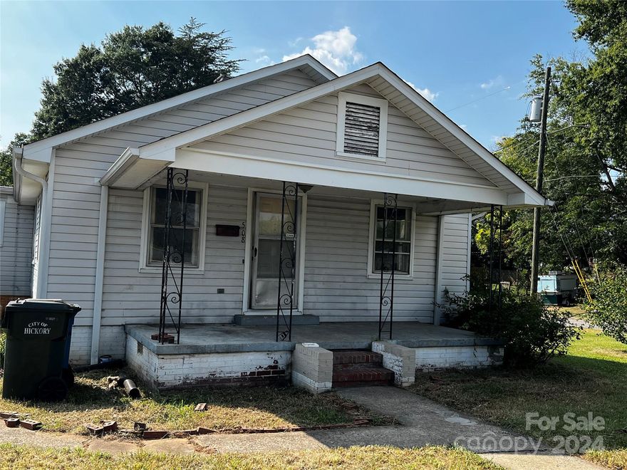 3 bedroom, 2 bath house with a basement. The house needs work, some might say a lot, some might say a whole lot. Either way come check it out, it's a home that needs some work done but offers a lot has a unfinished basement also and is located close to 321, 40, shops and restaurants!