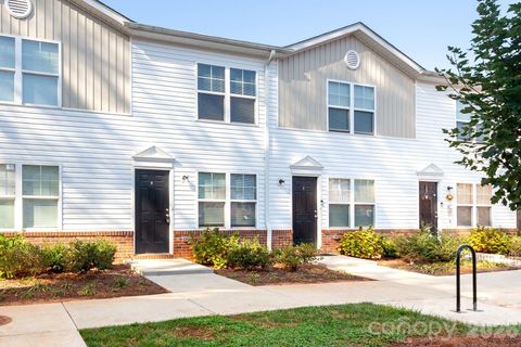 Photo of 2017 Oakdale Road, Charlotte, NC 28216 (MLS # 4384578)