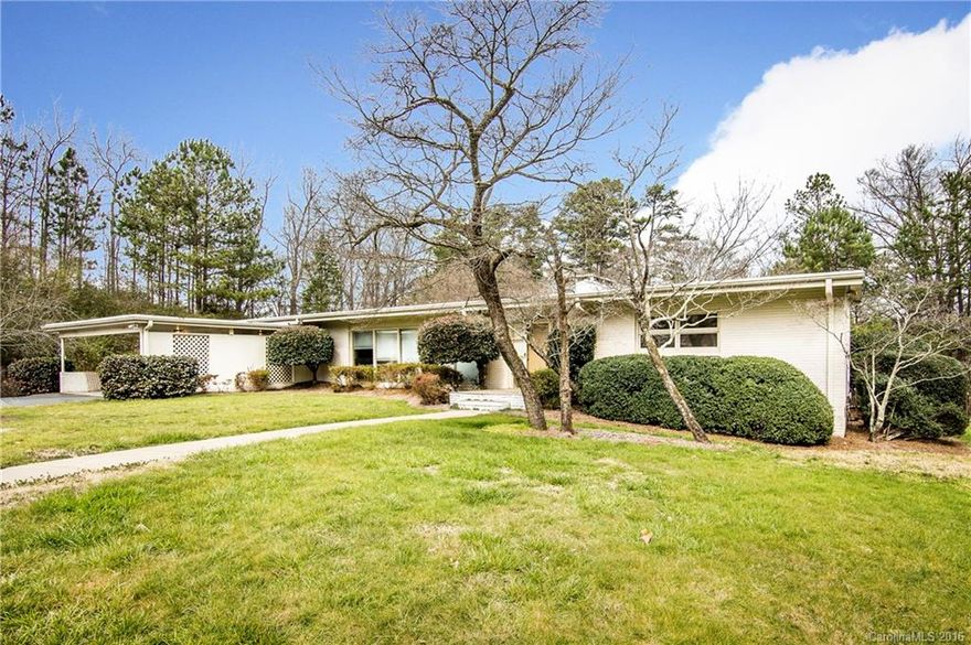 Investors DREAM find. Spectacular Mid-Century Modern Ranch, in sought after Matthews Plantation. Open floor plan, beautiful great room with a wall of windows. Incredible private cul-de-sac lot. Serene views of neighborhood pond with fountain, park. Third bedroom could be converted back to the original fourth bedroom. Excellent bones, masterpiece in the making.