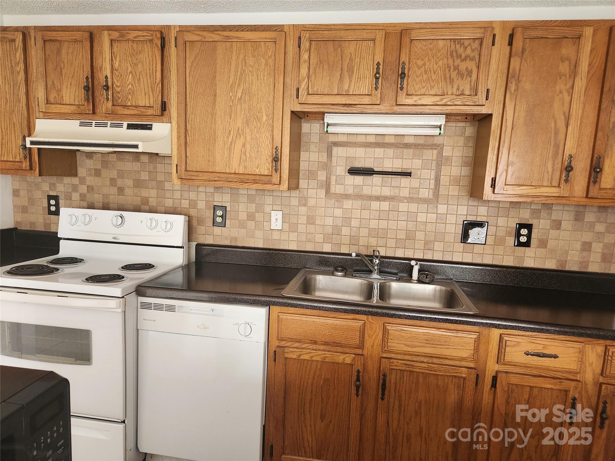 1614-H Arlyn Circle