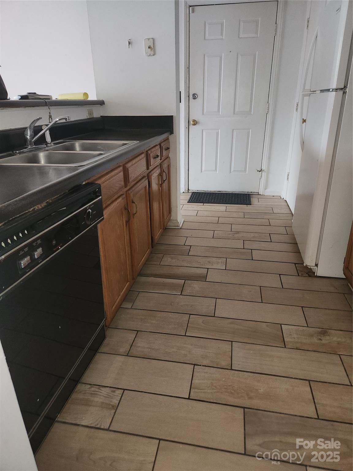 1614-H Arlyn Circle
