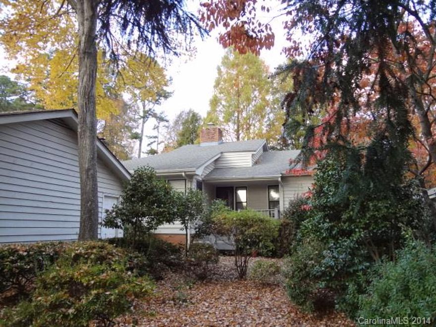 Lovely patio home with 3bedrooms, 2 full baths, 2-sided gas-log fireplace, parquet wood flooring, dining room, bar entertainment area, 2-car garage and storage shed. In gated, waterfront community with marina, tennis courts, golf course and club. Low SC taxes! A MUST SEE!!!