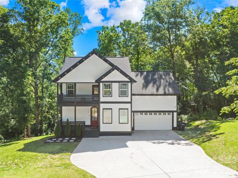Photo of 2101 Highland View Lane, Charlotte, NC 28214 (MLS # 4385026)