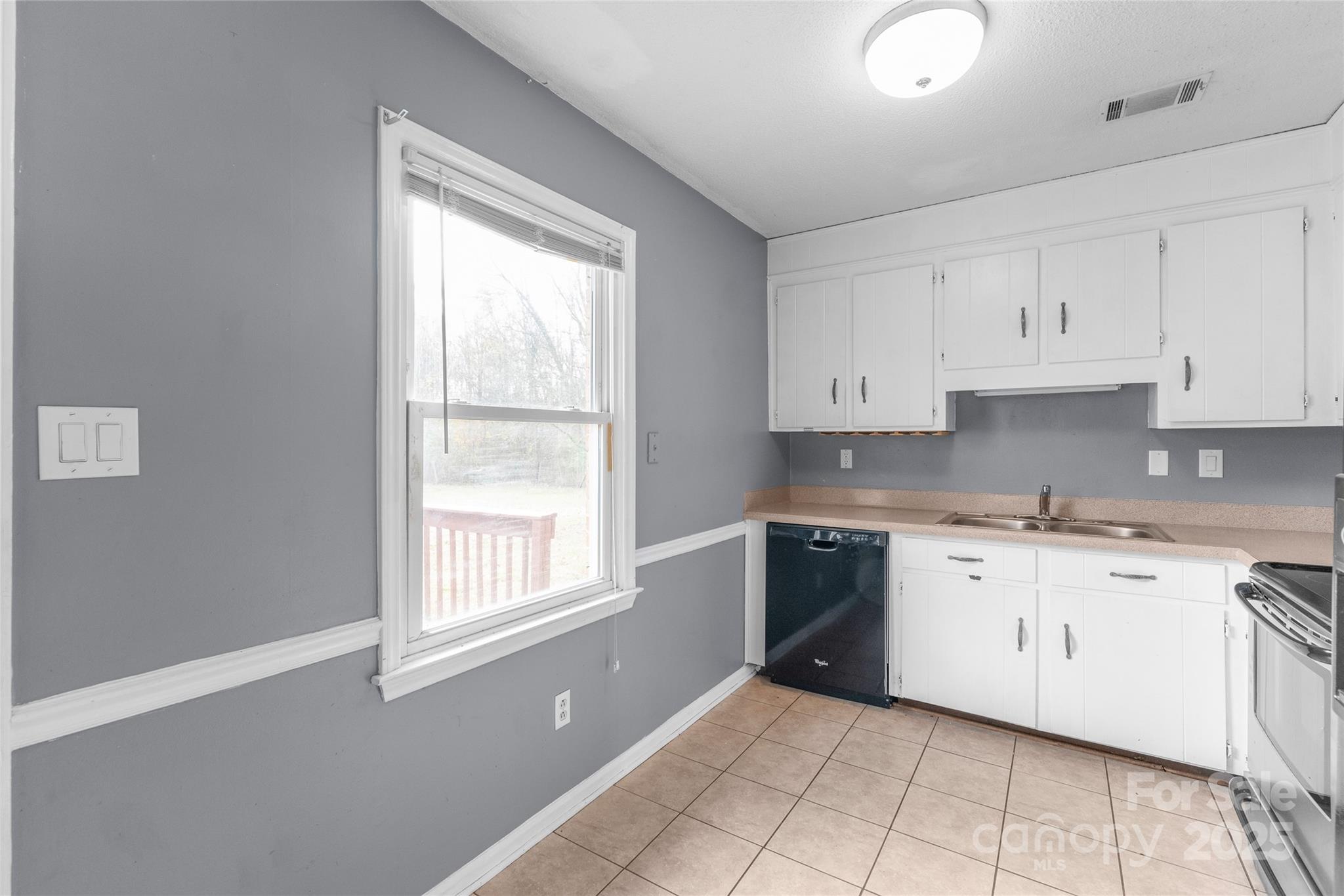 5703 Hillcrest Circle