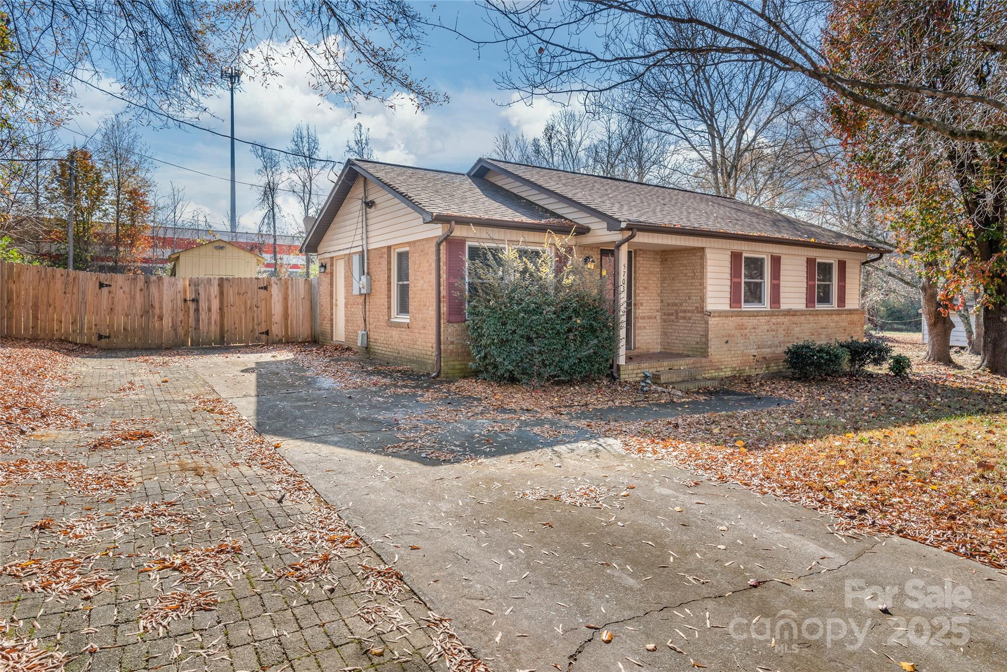 5703 Hillcrest Circle