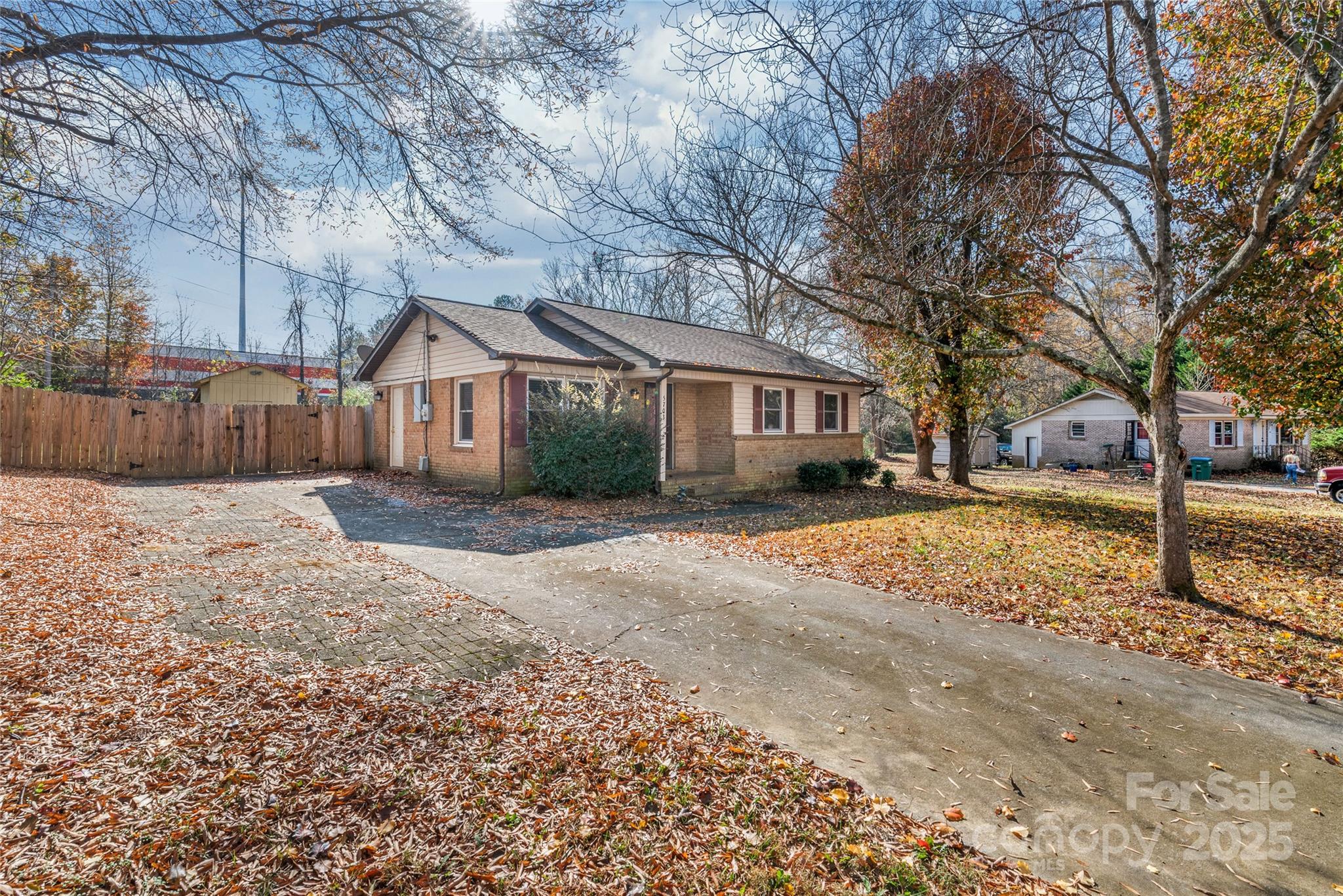 5703 Hillcrest Circle