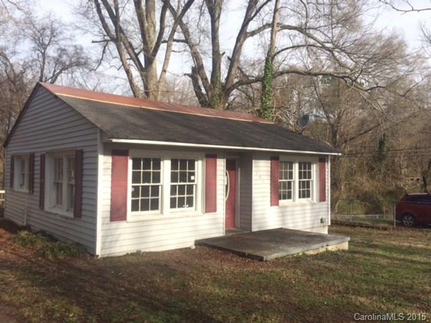 2 bedroom 1 bath home with a large back yard!  Walk to downtown York and take in a movie at the historic Sylvia movie theater!  This is a Fannie Mae Property.