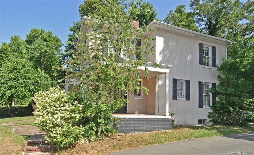 GREAT LOCATION! 2 bedroom, 1 bathroom two-story duplex close to Dilworth and Elizabeth! Walking distance to CMC. Open kitchen with separate laundry room. Nice front porch. Off-street parking.Water is included in the rent and pets are not allowed.