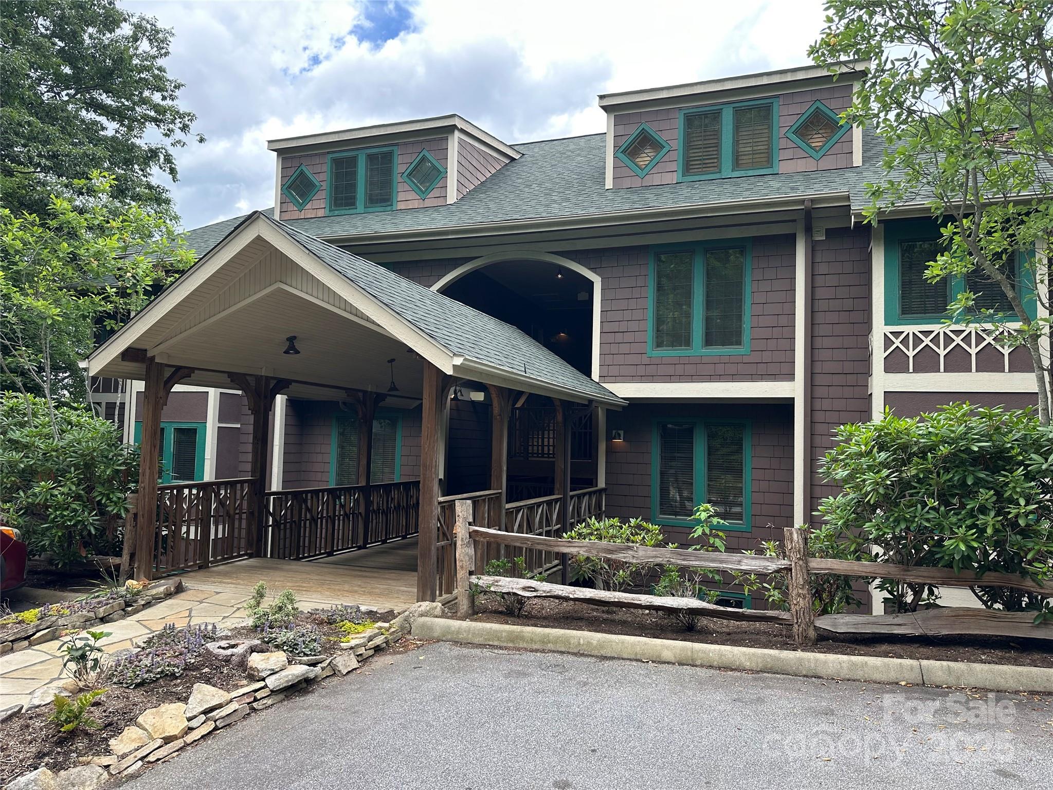 222 Creekside Way