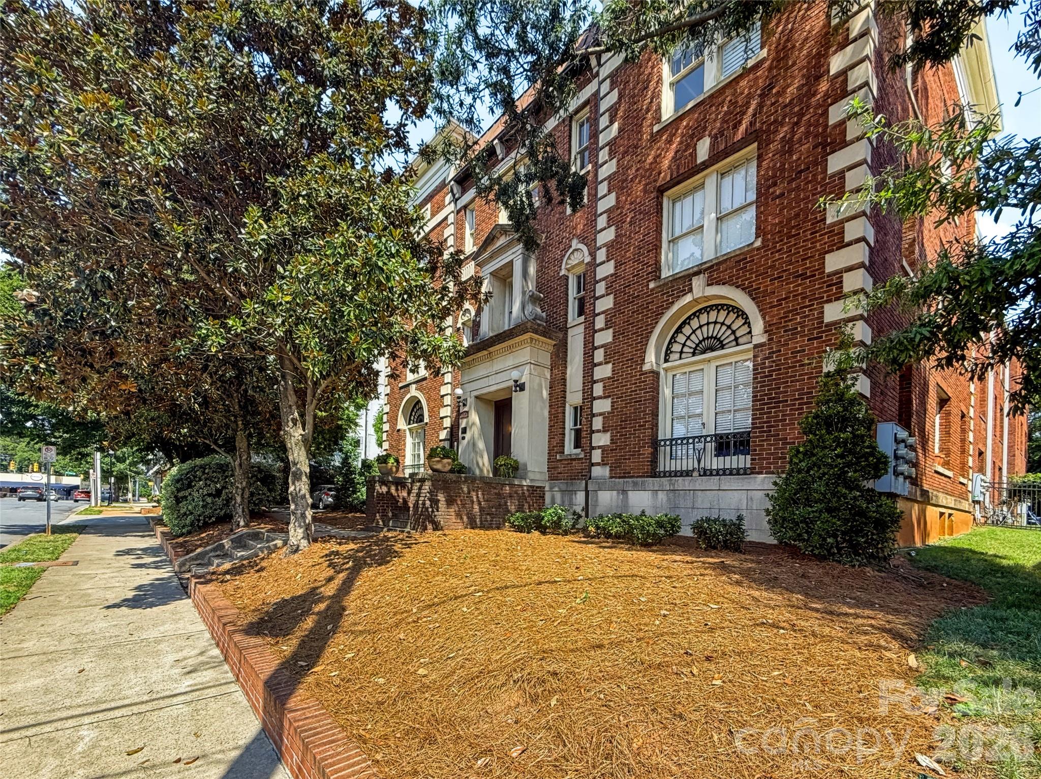 712 Louise Avenue 203