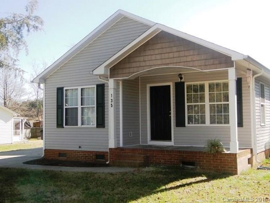 3 Bedroom RANCH home Lake Norman for Rent! This home offers just over 1,000 square feet with Living Room open to Kitchen, Dining Room, Laundry with Washer/Dryer, 3 Bedrooms and 2 Full Bathrooms. Outdoor amenities include 1-Car Garage, Front Porch, Rear Patio and large yard. Property has a desirable Mooresville location near Lake Norman and Commodore Peninsula has lake access (not boat ramp). No Smoking and Pets are negotiable with a non-refundable pet fee. AVAILABLE IMMEDIATELY!