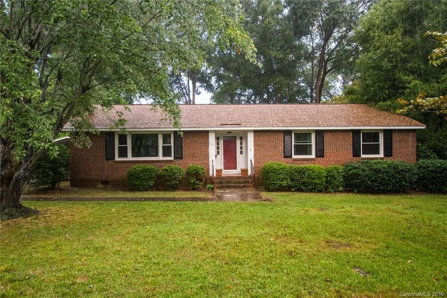 Awesome location in the heart of Fort Mill, walk to town! Home is being sold As/Is
Approx. 2000 total sq ft under roof.