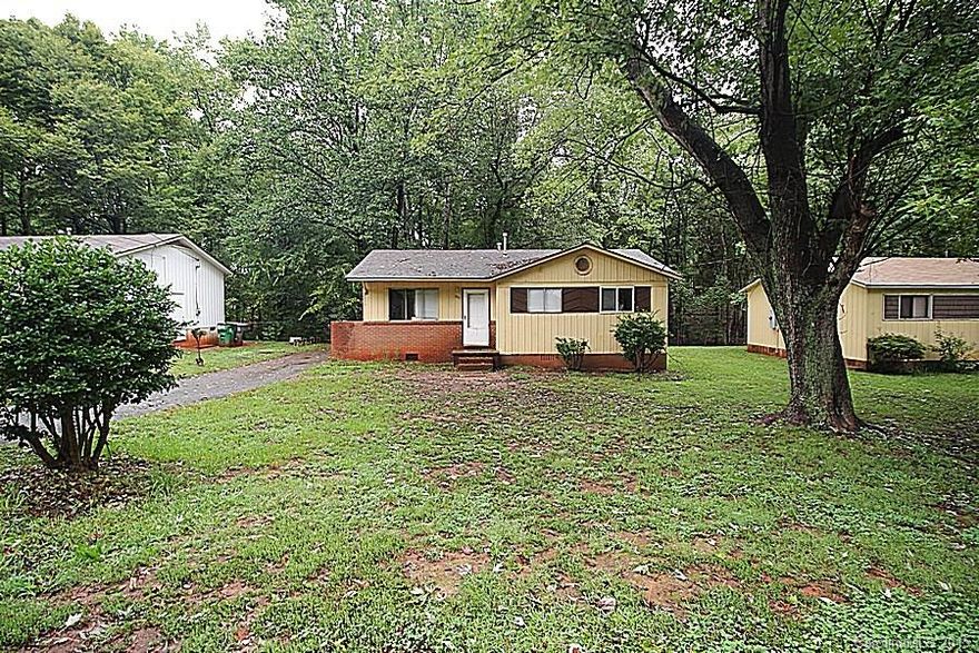 Cute ranch close to shopping, dining 1-77 and the airport. Wood floors, large kitchen, spacious bedrooms and semi-private backyard. Priced BELOW tax value. Investors dream!