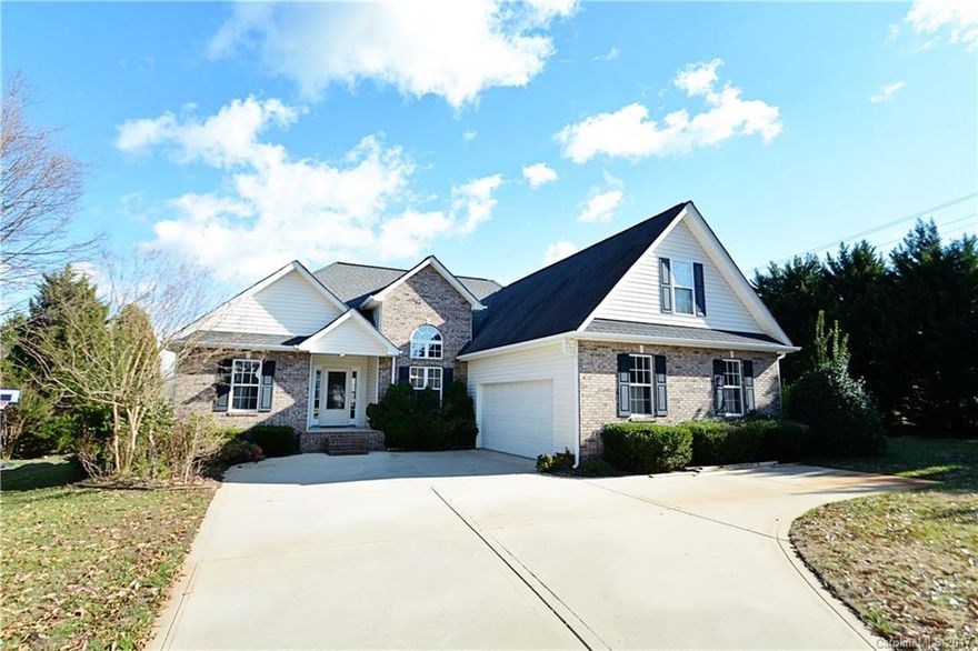 Must see!  Gorgeous cul-de-sac lot on over 1/2 acre in Hunters Pointe.  Fenced yard.  Completely renovated kitchen-new cabinetry, granite, stainless steel appliances.  Updates throughout.  Union County schools and taxes.