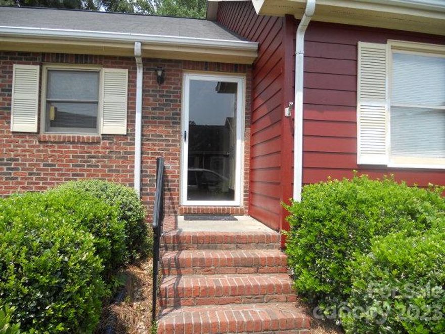 Very nice 3 bedroom, 2 bath condo with large laundry/utility room.  Spacious closets, ONE LEVEL, screened porch and privacy.  Perfect for downsizing!  Unit #904