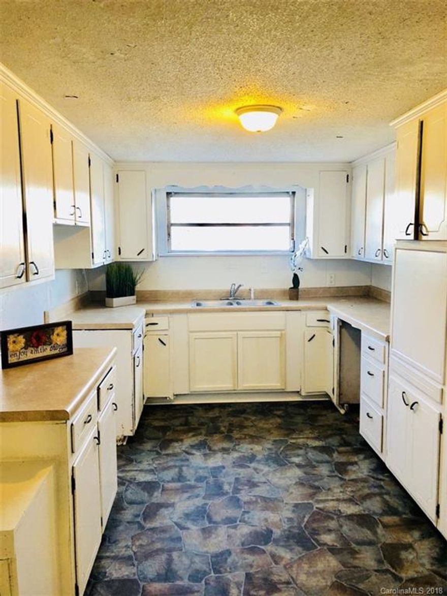 Beautiful 3 bedroom, 2 bathroom house with updated floors and paint! 

Quick walk to the mall and restaurants! 

Convenient Location with easy access to I-85