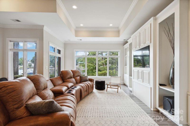 The Peninsula - Residential