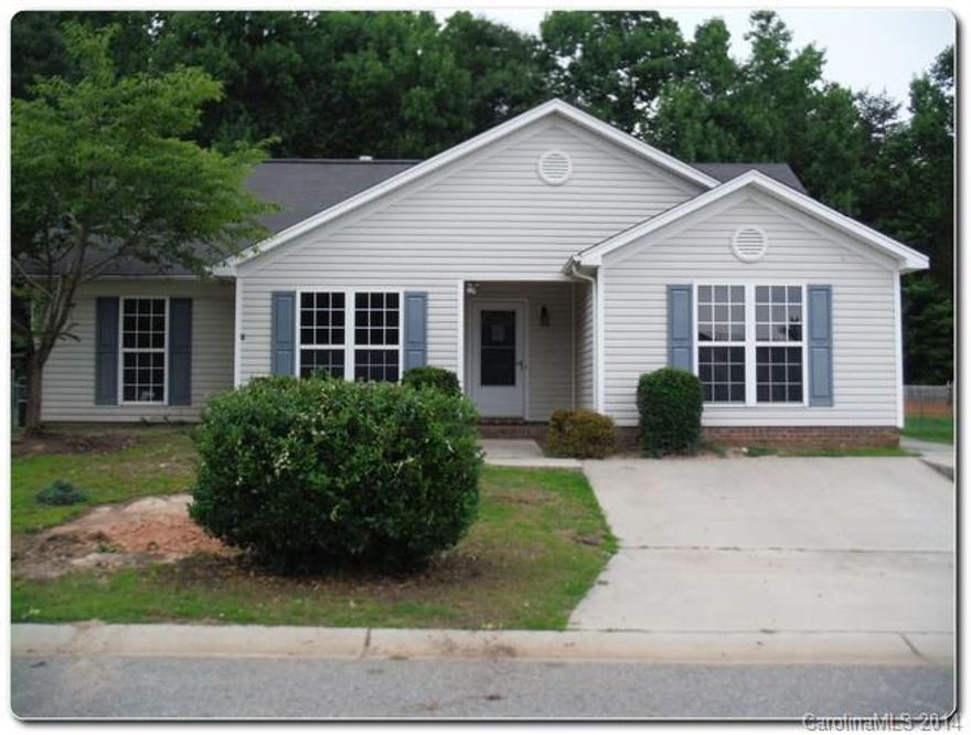 Charming Ranch located in Barkers Ridge! Home has nice grassy backyard that is fenced and backs up to mature tree line at rear of property. Interior features open and airy living spaces. Living room is large and has a focal fireplace, eat in kitchen with plenty of storage, bedrooms are generous sized. Master suite is also large and has dual vanities, garden tub and separate shower.