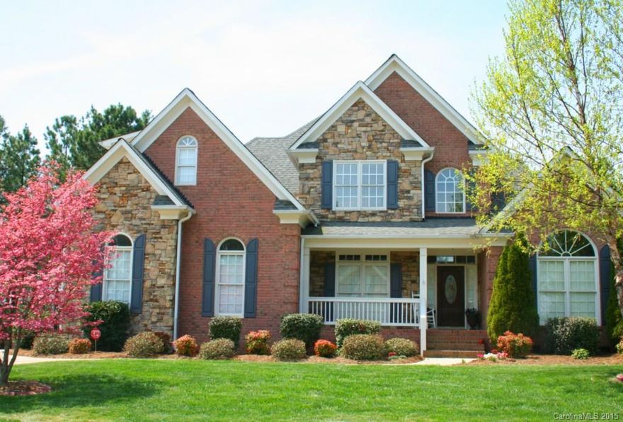 Looking for a great golf community? This fabulous Verdict Ridge Golf & Country Club Home features a luxurious first floor master suite, stunning two-story great room with soaring ceiling, beautiful kitchen with stainless steel appliances and granite countertops. You'll love the screened porch with double tiered deck, and a large private flat fenced backyard. Upper level boasts two bedrooms and possible third bedroom/bonus room. Golf membership available for an additional fee.