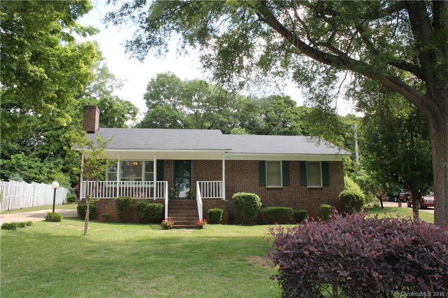 Cute as can be remodeled house within minutes from downtown Rock Hill, Winthrop University and I-77. New roof, freshly painted, beautiful laminate flooring. Quiet neighborhood great for walking. Act fast, this one will sell quickly!